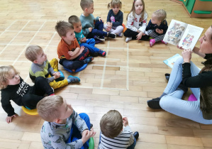 Dzieci z grupy Biedronki słuchają opowiadań o higienie osobistej